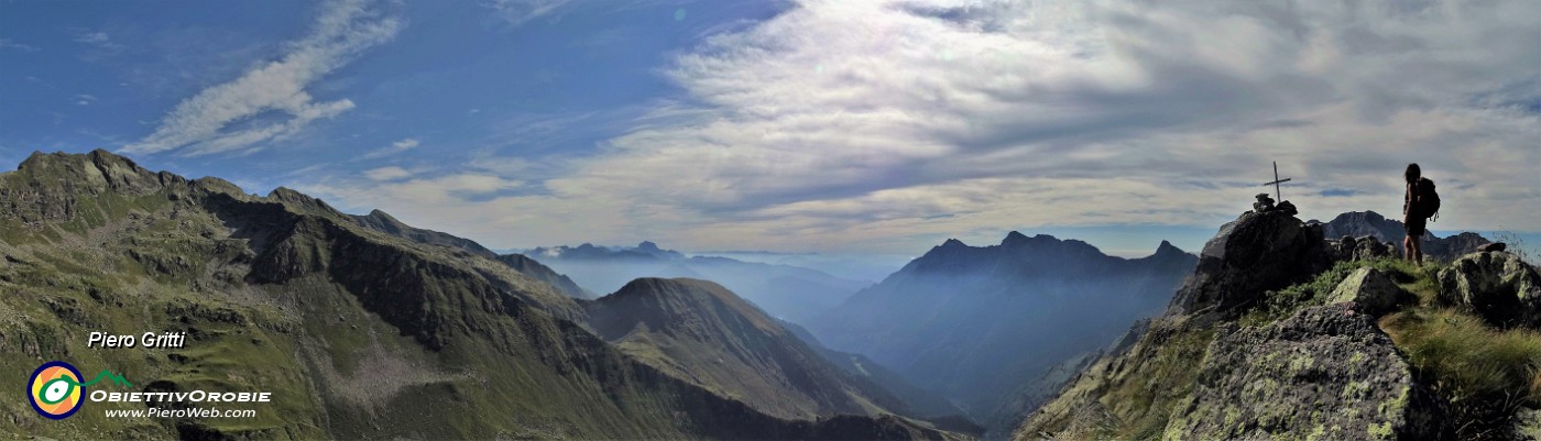 21 Cima delle galline (2131 m) con vista sulla Valle della Corte e Valcanale.jpg